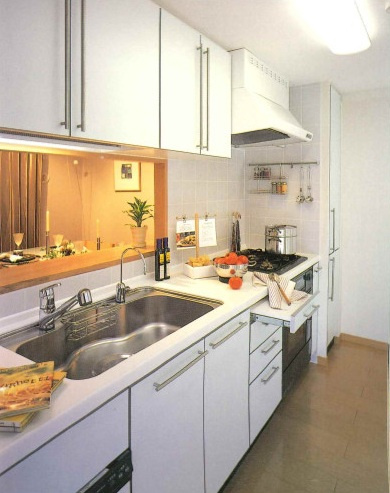 【キッチン】 | 配膳＆後片付けスムーズなカウンターは、64センチに奥行きを設定◎　
たっぷり収納可能な吊戸棚には耐震ラッチで、地震による落下を防ぎます♪
（施工例）