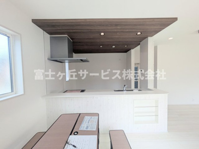 【キッチン】 | 掛川市西大渕 新築一戸建て 1号棟 | 前から見たキッチンです