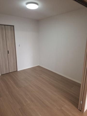 【洋室】ルネス皆春 