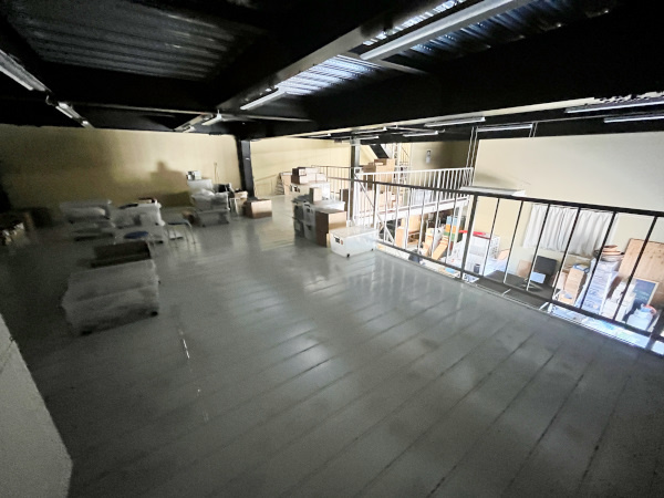 積志倉庫の内装