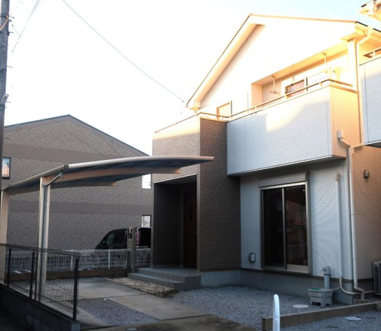 川越市大字寺尾の中古一戸建の外観|南側にカーポートがあり、西側は隣地駐車場のため、陽当たり＆通風良好です。