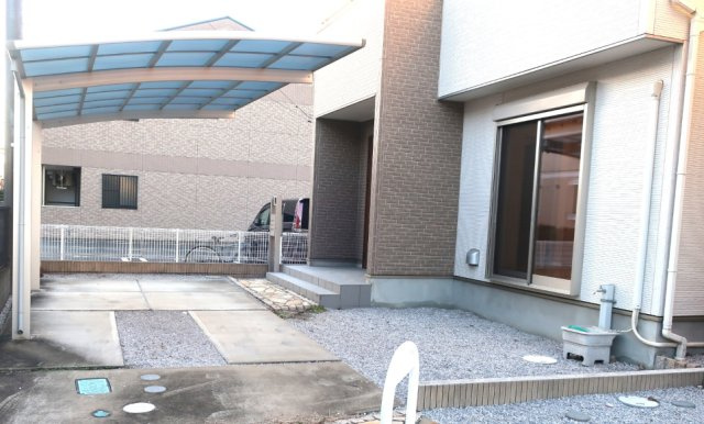 川越市大字寺尾の中古一戸建の駐車場|カーポート付きで、大切なお車も安心です。