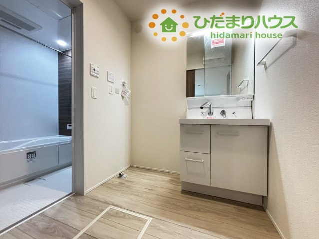 東松山市石橋　23-2期　新築一戸建て　リナージュ　03の独立洗面台|三面鏡の大きな鏡は憧れます(^^♪
鏡の後ろは収納となっていて、細かいものでも収納できるのでスッキリと整理できます！											