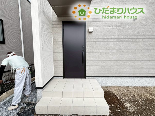 東松山市石橋　23-2期　新築一戸建て　リナージュ　03のエントランス|ブラックな扉がシックでかっこいい雰囲気を演出してくれますね♪