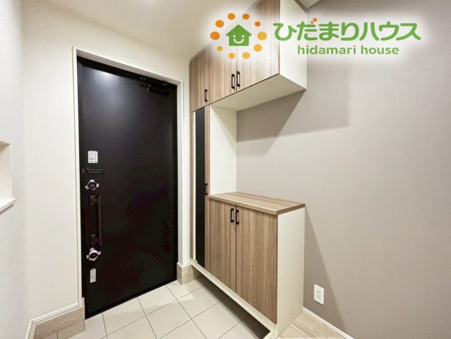 東松山市石橋　23-2期　新築一戸建て　リナージュ　03の玄関|全身鏡付きなので、お出かけ前のチェックもできちゃう！