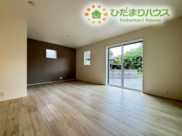 東松山市石橋　23-2期　新築一戸建て　リナージュ　03の居間・リビング|"家族だんらんで、笑顔のたえない時間も増えそうな広々としたＬＤＫが魅力です(^^)
窓も多くて明るい空間でくつろげます。"											