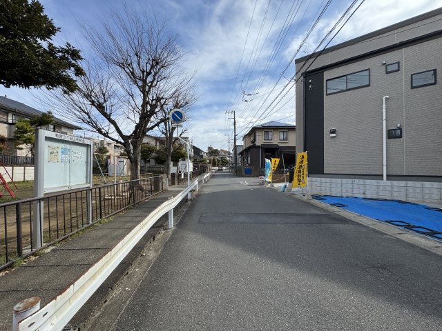市川市若宮３丁目新築戸建【若宮小学校：5分】の前面道路含む現地写真|北側前面道路・幅員約6.5ｍ