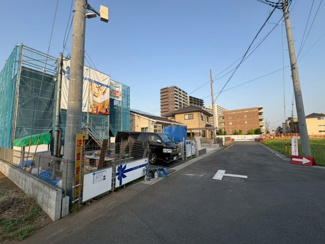 【前面道路含む現地写真】 | 坂戸市関間4丁目　新築分譲　東武東上線『若葉駅』徒歩7分　【南小学区】