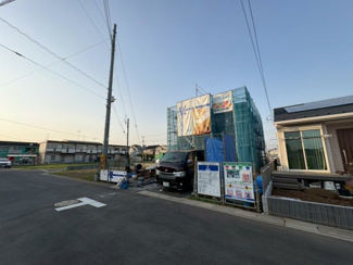 【前面道路含む現地写真】 | 坂戸市関間4丁目　新築分譲　東武東上線『若葉駅』徒歩7分　【南小学区】