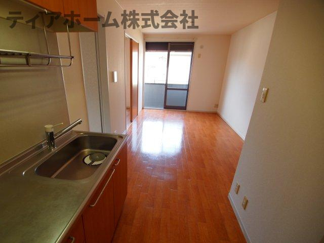 エルドラード五位堂Eの内装|明るい室内です