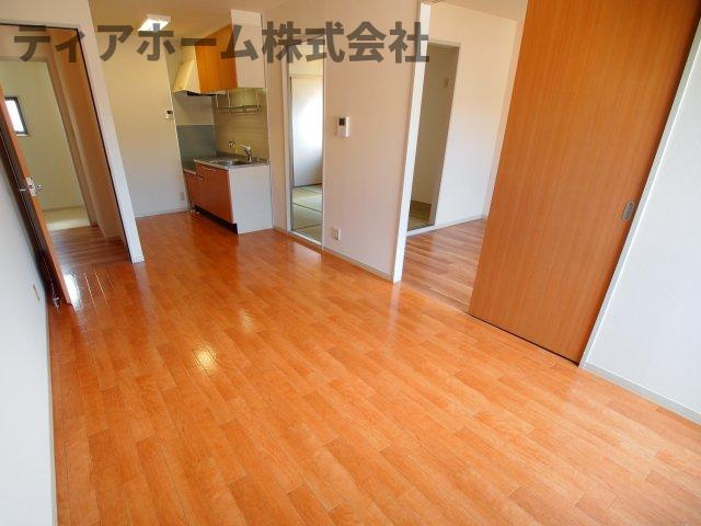 エルドラード五位堂Eの居間・リビング|ゆったりとしたリビングです