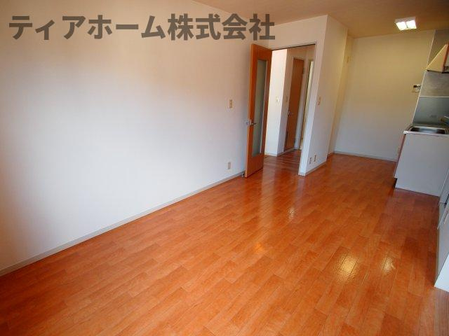 エルドラード五位堂Eの居間・リビング|ゆったりとしたリビングです