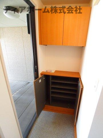 エルドラード五位堂Eの玄関|収納もある玄関です