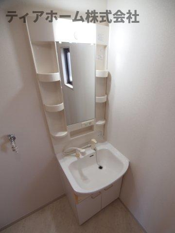 エルドラード五位堂Eの独立洗面台|朝の支度にも助かる、独立の洗髪洗面化粧台