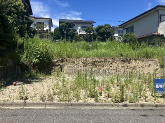 【外観】 | 建築条件なし。65坪以上。
南西ひな段で陽当たり良好♪
災害に強い高台エリア！
建物の配置を考えやすい整形地です！お好きなハウスメーカーで建築可能です。
多彩な建築プランのご提案もおまかせください！！