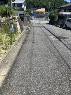 【前面道路含む現地写真】 | 建築条件なし。65坪以上。
南西ひな段で陽当たり良好♪
災害に強い高台エリア！
建物の配置を考えやすい整形地です！お好きなハウスメーカーで建築可能です。
多彩な建築プランのご提案もおまかせください！！