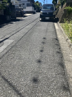 【前面道路含む現地写真】 | 建築条件なし。65坪以上。
南西ひな段で陽当たり良好♪
災害に強い高台エリア！
建物の配置を考えやすい整形地です！お好きなハウスメーカーで建築可能です。
多彩な建築プランのご提案もおまかせください！！