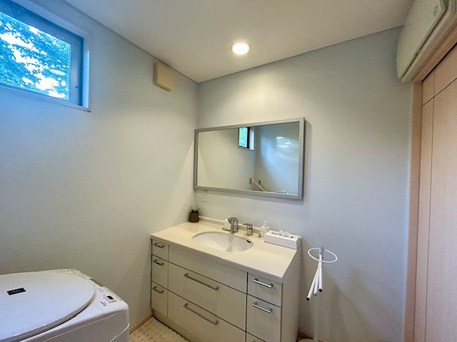 大津市北比良中古住宅の独立洗面台