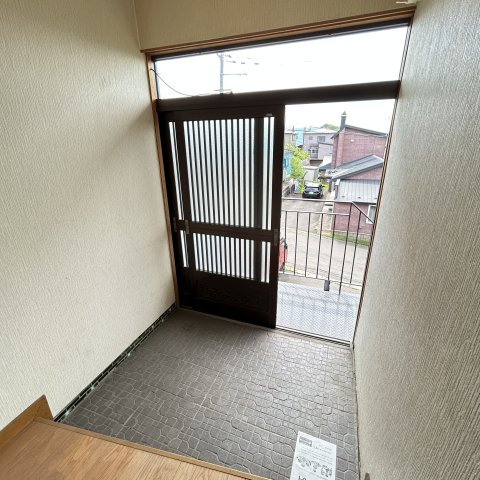 鈴木アパート（日の出町3丁目）の玄関