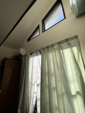 堺市南区檜尾　太陽光発電　駐車3台可能の寝室|主寝室上部の吹き抜け