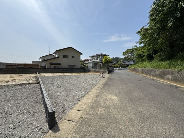 新築戸建・建売　小名浜岡小名第2　Livele Garden　全2棟の前面道路含む現地写真