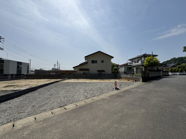 新築戸建・建売　小名浜岡小名第2　Livele Garden　全2棟の前面道路含む現地写真