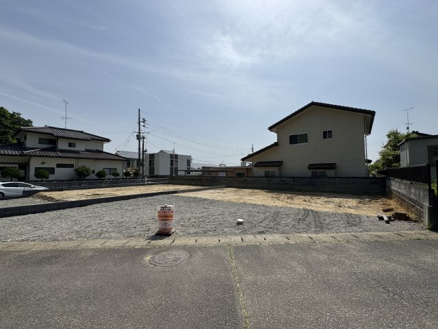 新築戸建・建売　小名浜岡小名第2　Livele Garden　全2棟の前面道路含む現地写真