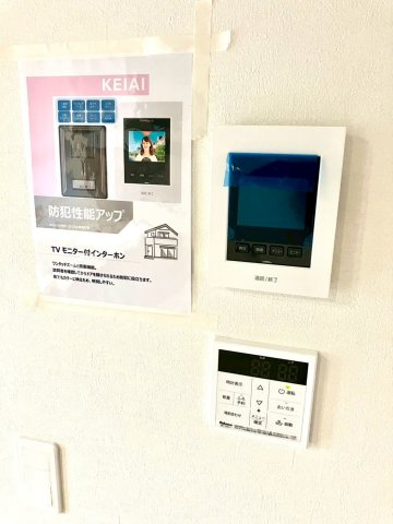 Terrechez　高松市東山崎町の防犯設備|モニター付きインターホンと給湯リモコンがキッチン横の壁についています
