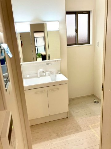 Terrechez　高松市東山崎町の独立洗面台|三面鏡タイプの使いやすい洗面化粧台です