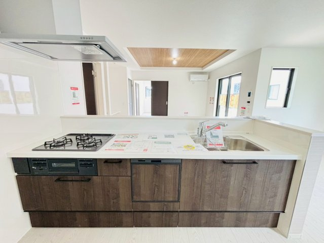 ケイアイエルデ／菊池郡大津町１期／１号棟のキッチン|食洗器付きのお洒落なシステムキッチンです！