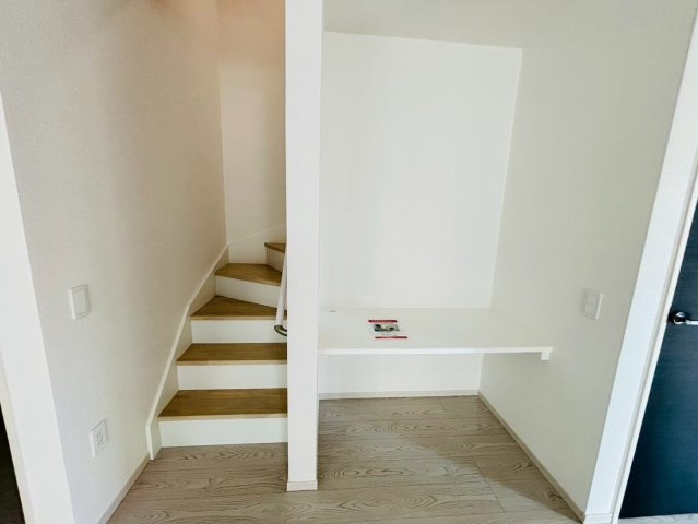 ケイアイエルデ／菊池郡大津町１期／１号棟の内装|階段横のスペースは帰宅時に荷物置きや、子供の宿題スペースにも！