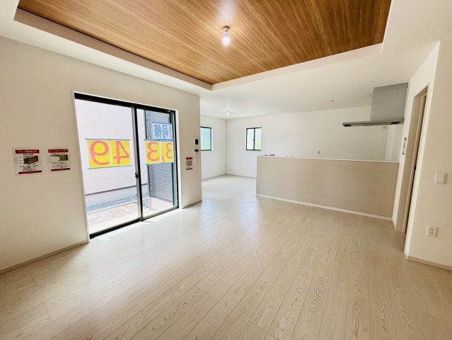 ケイアイエルデ／菊池郡大津町１期／１号棟の居間・リビング|広々リビングです！折上天井もお洒落な空間をつくってます！