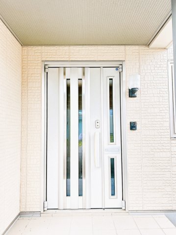 【玄関】 | 紋別郡遠軽町南町１丁目３－２８　中古売家 | 【リフォーム後】玄関ドアはカギの新品交換を行いました。