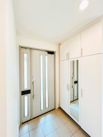 【玄関】 | 紋別郡遠軽町南町１丁目３－２８　中古売家 | 【リフォーム前】玄関内部はクリーニング、新品の照明器具を設置致します。