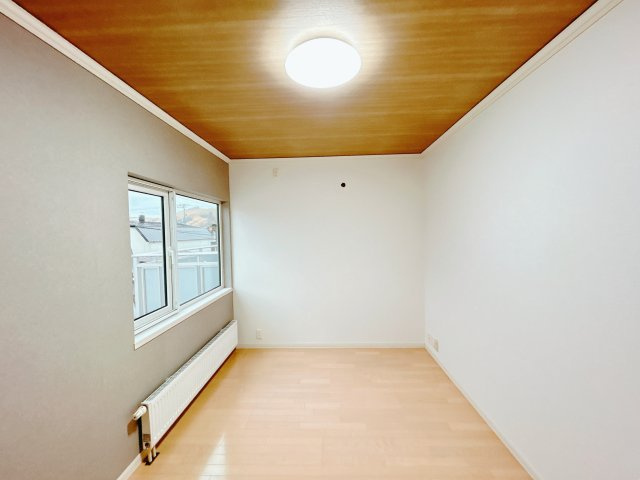 紋別郡遠軽町南町１丁目３－２８　中古売家の洋室|【リフォーム後】2階南側6.75帖居室の床はクリーニング、壁紙の張替えを行いました。