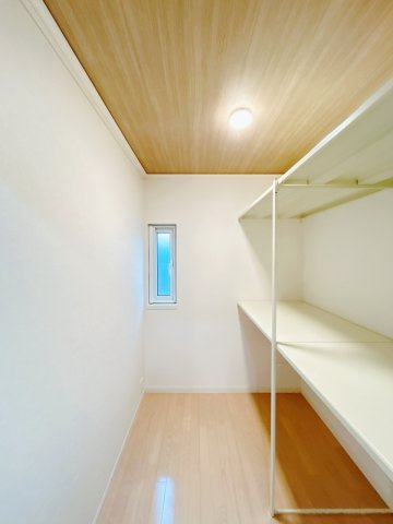 紋別郡遠軽町南町１丁目３－２８　中古売家の収納|【リフォーム後】2階納戸の床はクリーニング、壁紙の張替えを行いました。