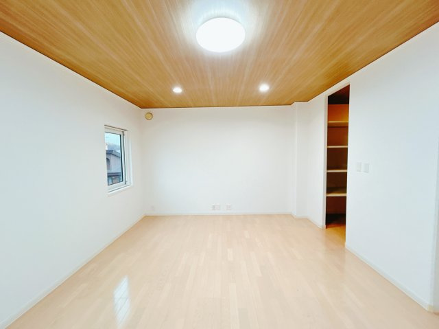 紋別郡遠軽町南町１丁目３－２８　中古売家の洋室|【リフォーム後】2階８.13帖居室の床はクリーニング、壁紙の張替えを行いました。