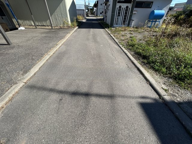 紋別郡遠軽町南町１丁目３－２８　中古売家の前面道路含む現地写真|【前面道路】3.64ｍの公道に面してます。