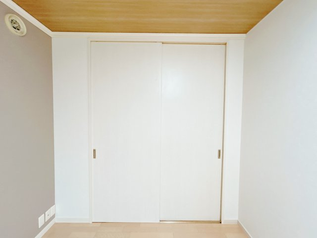 紋別郡遠軽町南町１丁目３－２８　中古売家の収納|【リフォーム後】一階洋室の収納です。