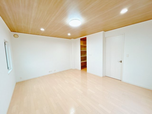 【子供部屋】 | 紋別郡遠軽町南町１丁目３－２８　中古売家 | 【リフォーム後】2階8.13帖居室別アングル画像になります、お子さまのお部屋などにいかがでしょうか。