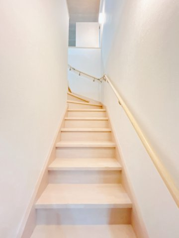 【その他共用部分】 | 紋別郡遠軽町南町１丁目３－２８　中古売家 | 【リフォーム後】2階階段ホール別アングル