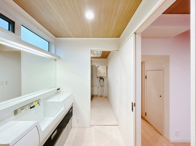 【洗面所】 | 紋別郡遠軽町南町１丁目３－２８　中古売家 | 【リフォーム後】洗面化粧台はクリーニングを行います。