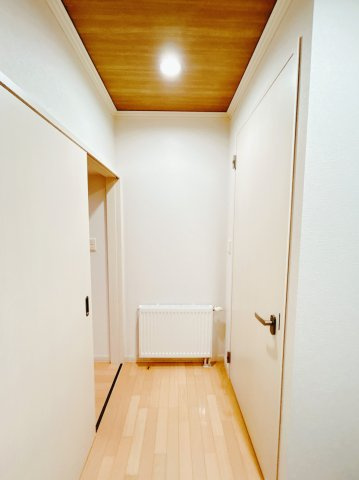 紋別郡遠軽町南町１丁目３－２８　中古売家のその他共用部分|【リフォーム後】１階廊下です。壁紙の交換を行いました。