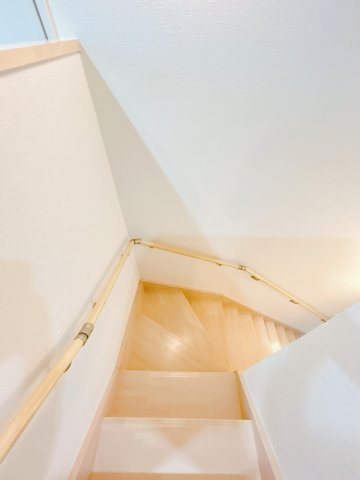 【その他共用部分】 | 紋別郡遠軽町南町１丁目３－２８　中古売家 | 【リフォーム後】階段別アングルです。