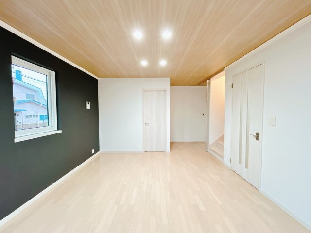 【外観】 | 紋別郡遠軽町南町１丁目３－２８　中古売家 | 【リフォーム後】リビングは間取り変更を行い、床はクリーニング、壁紙の張替え、照明の交換を行いました。