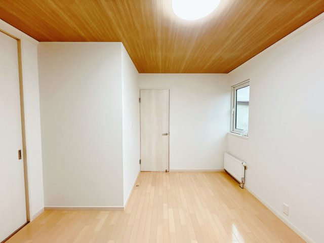 紋別郡遠軽町南町１丁目３－２８　中古売家の居間・リビング|【リフォーム後】リビング別アングル画像になります。リビングを縮小して7帖の洋室に変更しました。3LDKの使いやすいお家に生まれ変わりました。