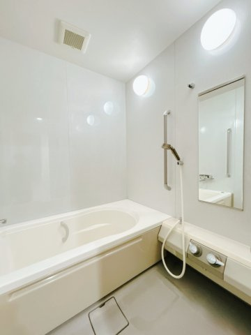 【浴室】 | 紋別郡遠軽町南町１丁目３－２８　中古売家 | 【リフォーム後】浴室は漏水検査を行いクリーニングで仕上げました。