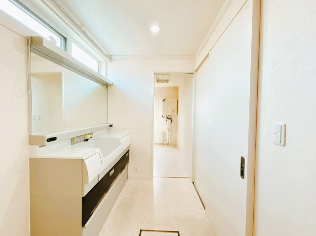 【洗面所】 | 紋別郡遠軽町南町１丁目３－２８　中古売家 | 【リフォーム後】洗面所は設備点検とクリーニングを行いました。