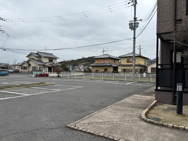 ラフィネアルブルの駐車場