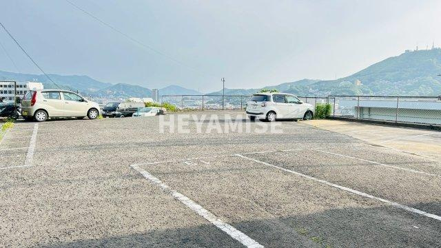 Apartment Grus 銭座の駐車場